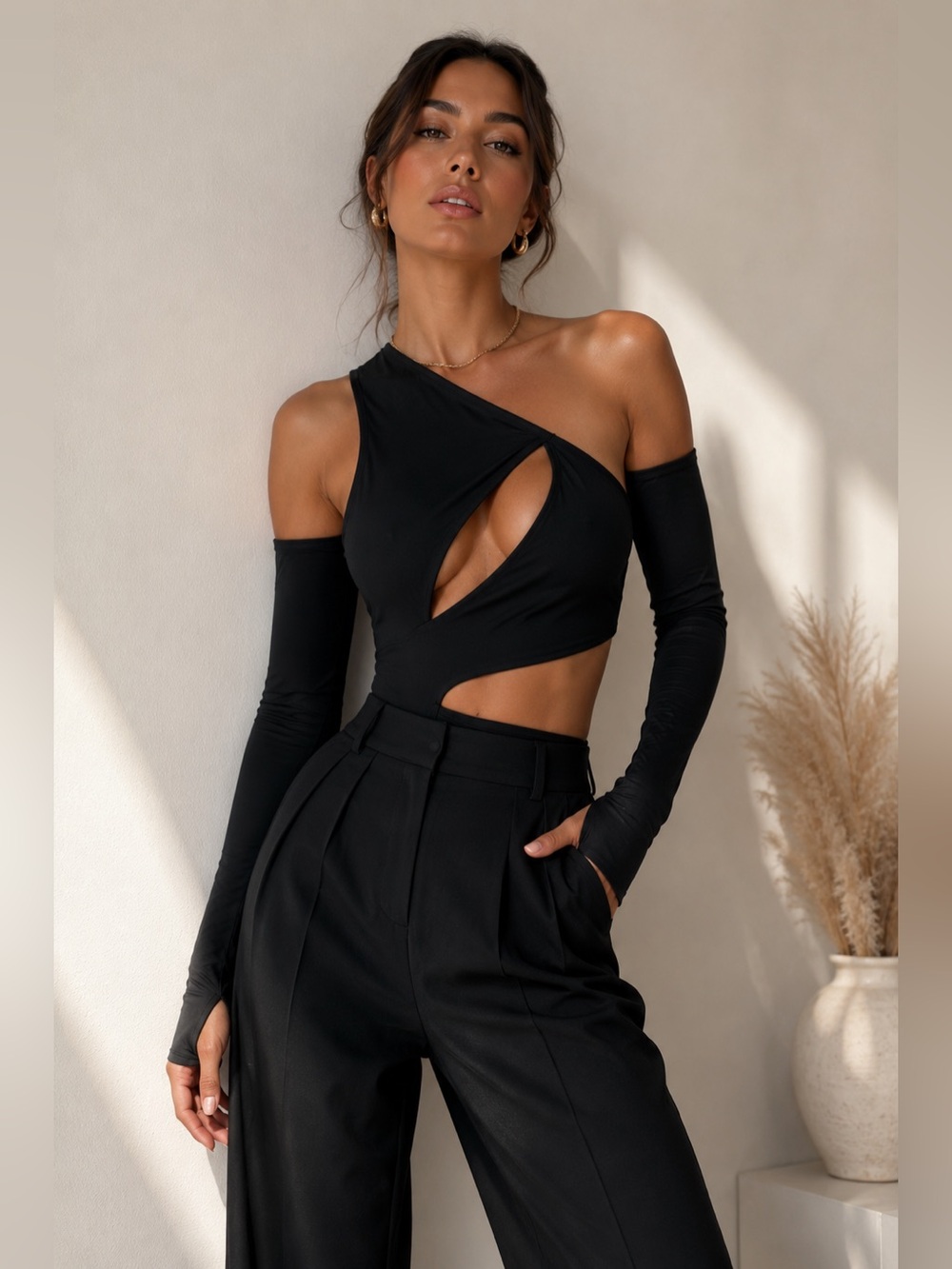 PrettyLittleThing Black Slinky Bardot Thumb Hole Cut Out Bodysuit - Picture 3 of 9